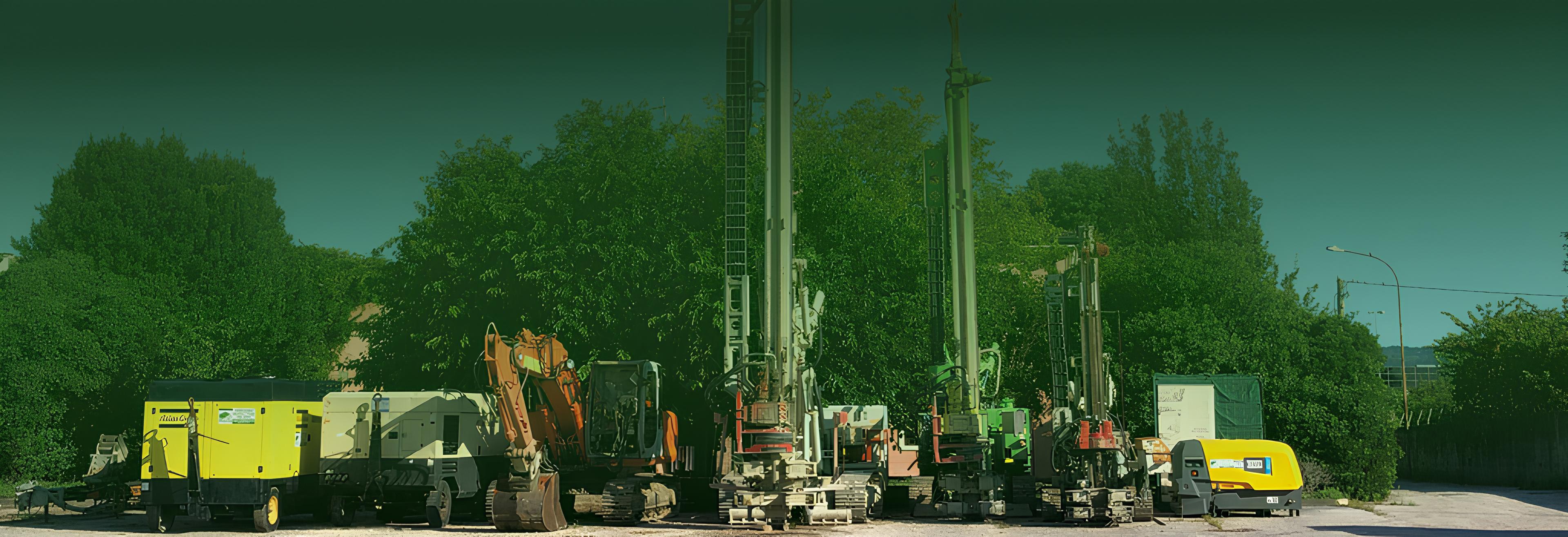 File di macchinari e perforatrici su piazzale