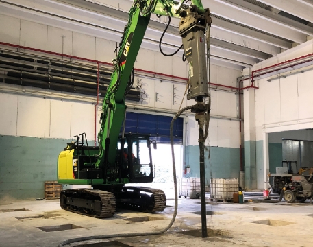 Perforatrice verde in capannone