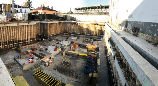 Perforatrice verde in capannone