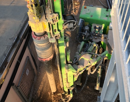 Perforatrice verde in capannone