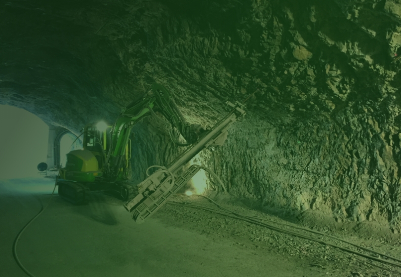 Operai in impianto industriale con macchinari