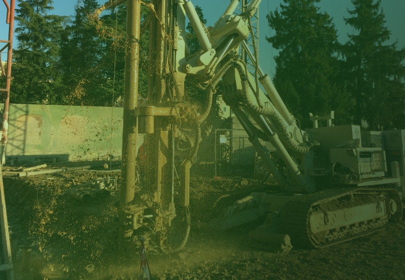 Macchina perforatrice in un cantiere alberato