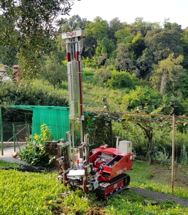 Sonda geotecnica rossa effettua carotaggio in area verde