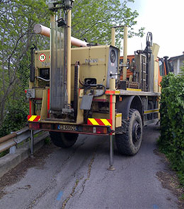 Camion con sonda geotecnica
su carreggiata stretta
