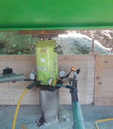 Martinetto
idraulico su micropalo per prova di carico