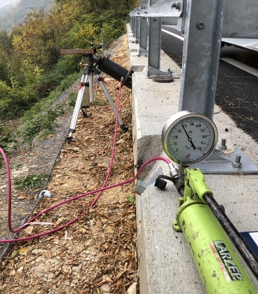 Prova di tesatura con tiranti a trefolo e martinetto