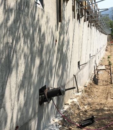 Lettura di manometro su barriera stradale