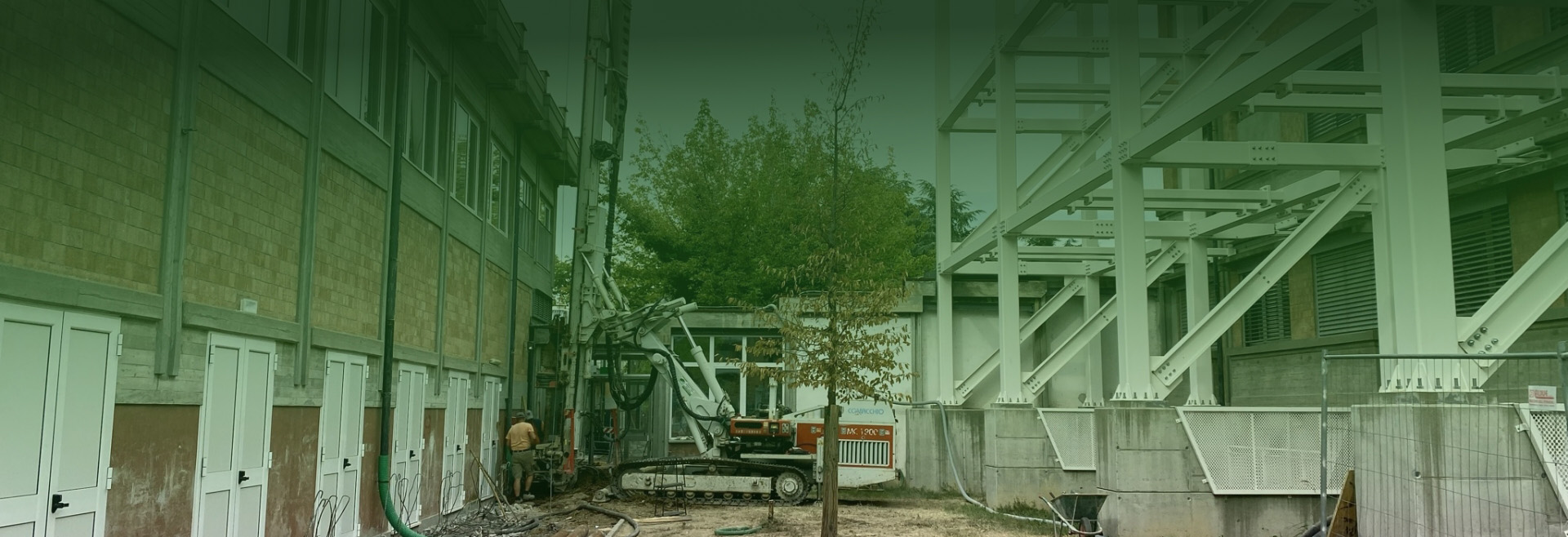 Edificio con struttura in acciaio e perforatrice per adeguamento
antisismico