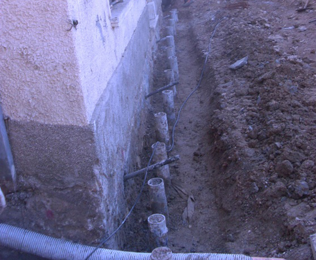 Scavo per inserimento micropali lungo
fondazione