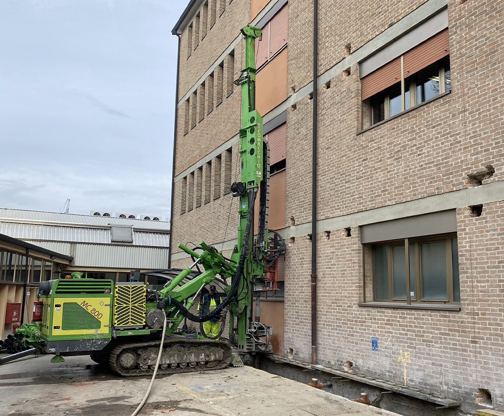 Posa di barre in acciaio e cassaforma in cantiere