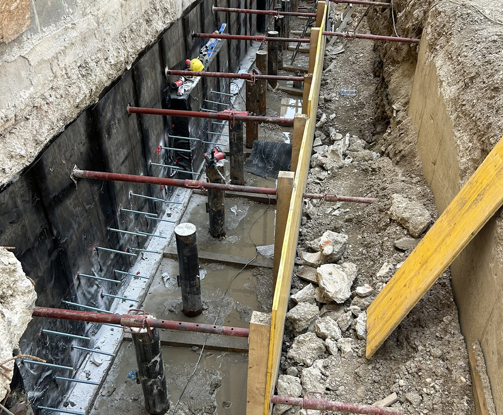 Cantiere con micropali e puntellamenti
