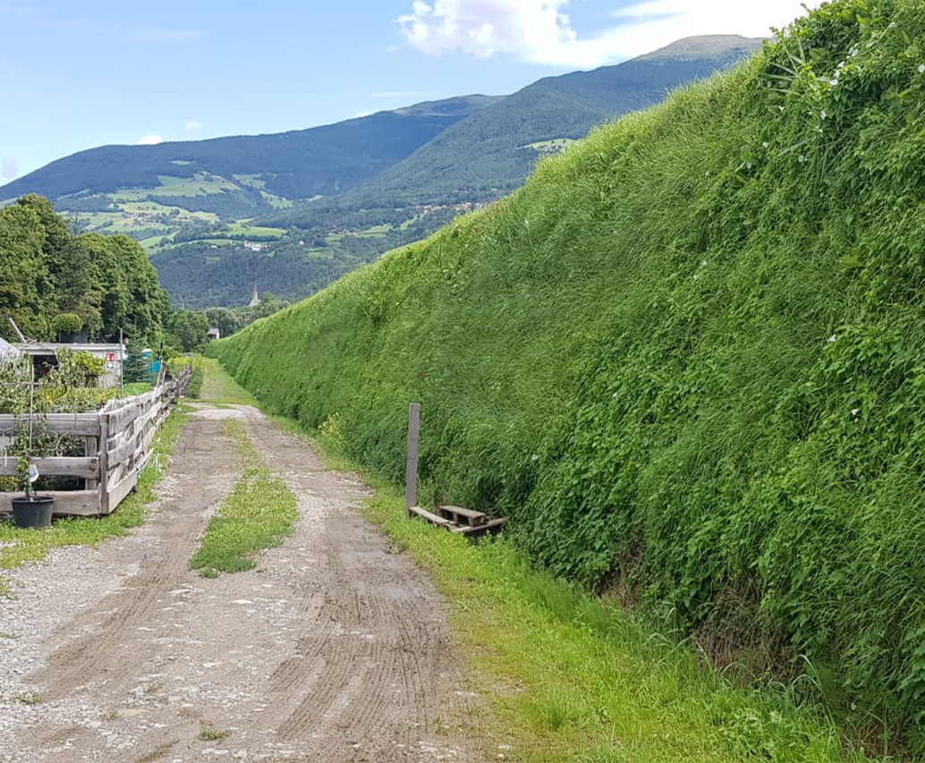 Percorso tra due valli verdi rinforzate