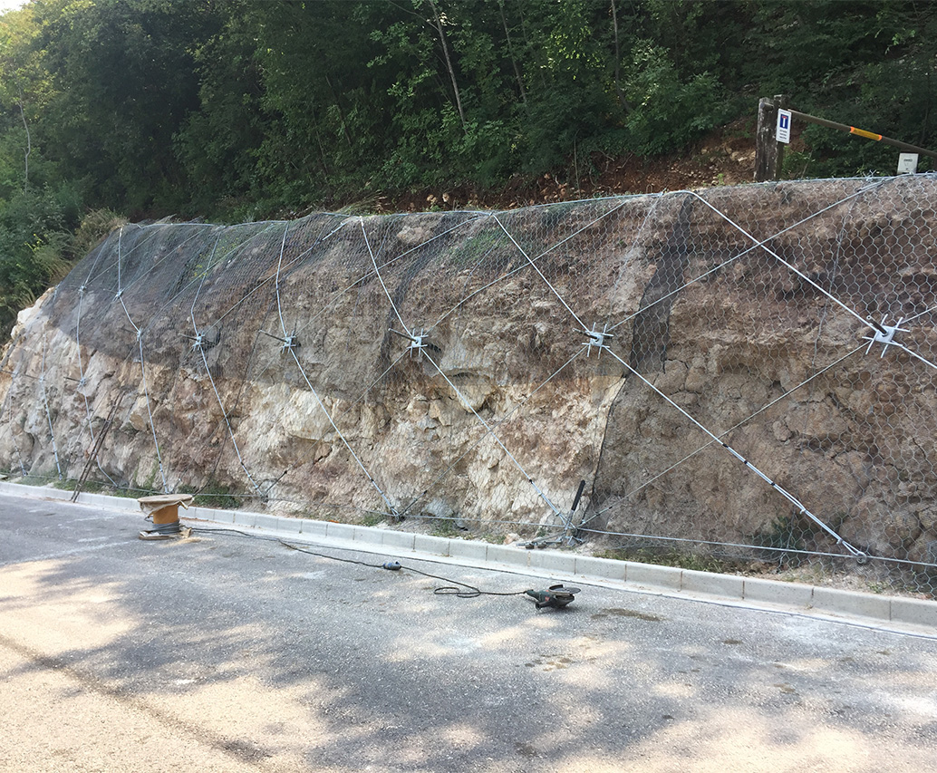 Parete rocciosa con rete
paramassi e scala