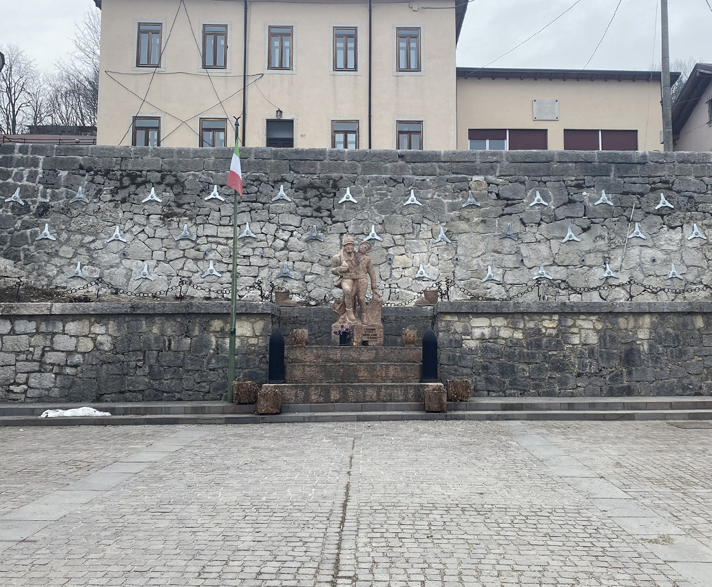 Operai al lavoro su muro di sostegno con ponteggio