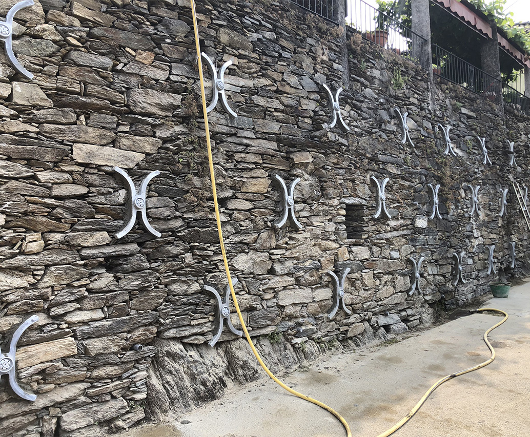 Operai spruzzano spritz beton su parete