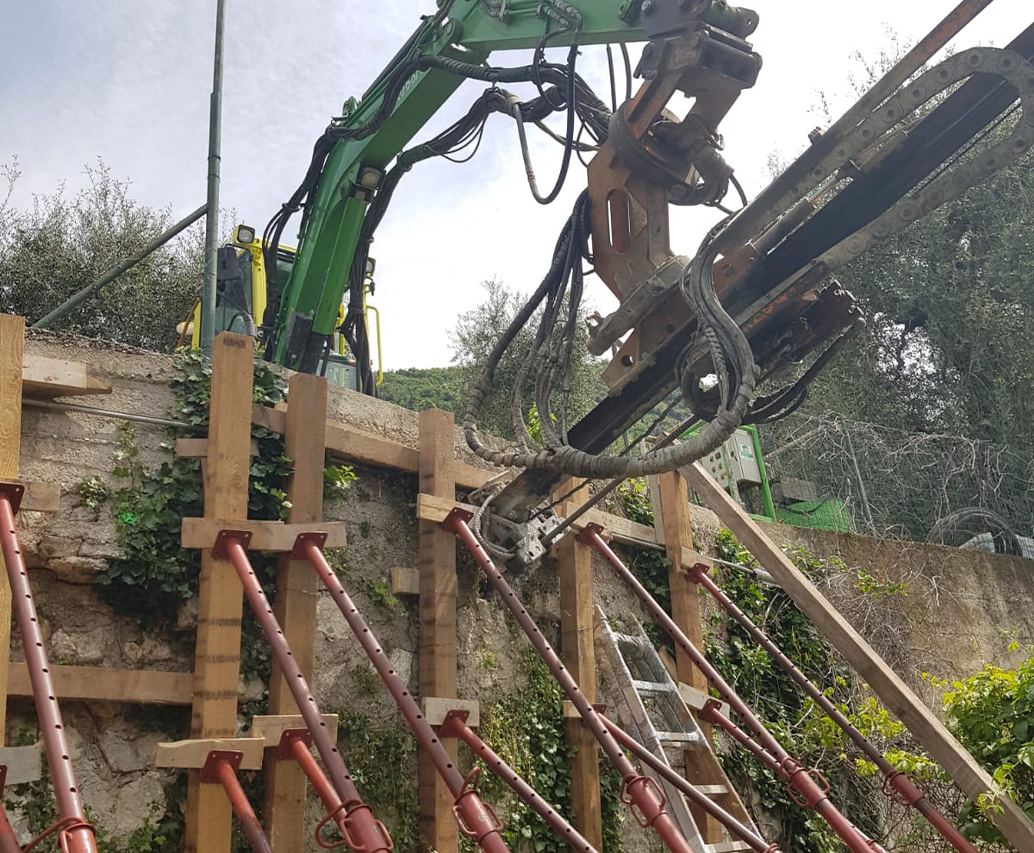 Parete con contrasti in acciaio e puntoni