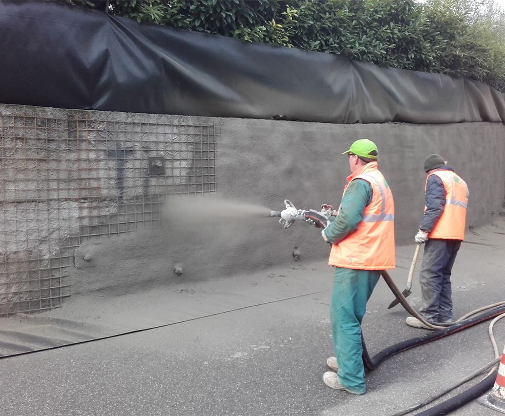 Passerella con mini escavatore sotto muro