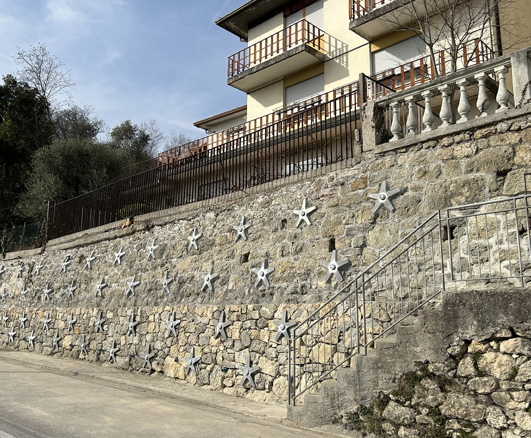 Parete in pietra con ancoraggi e ponticello