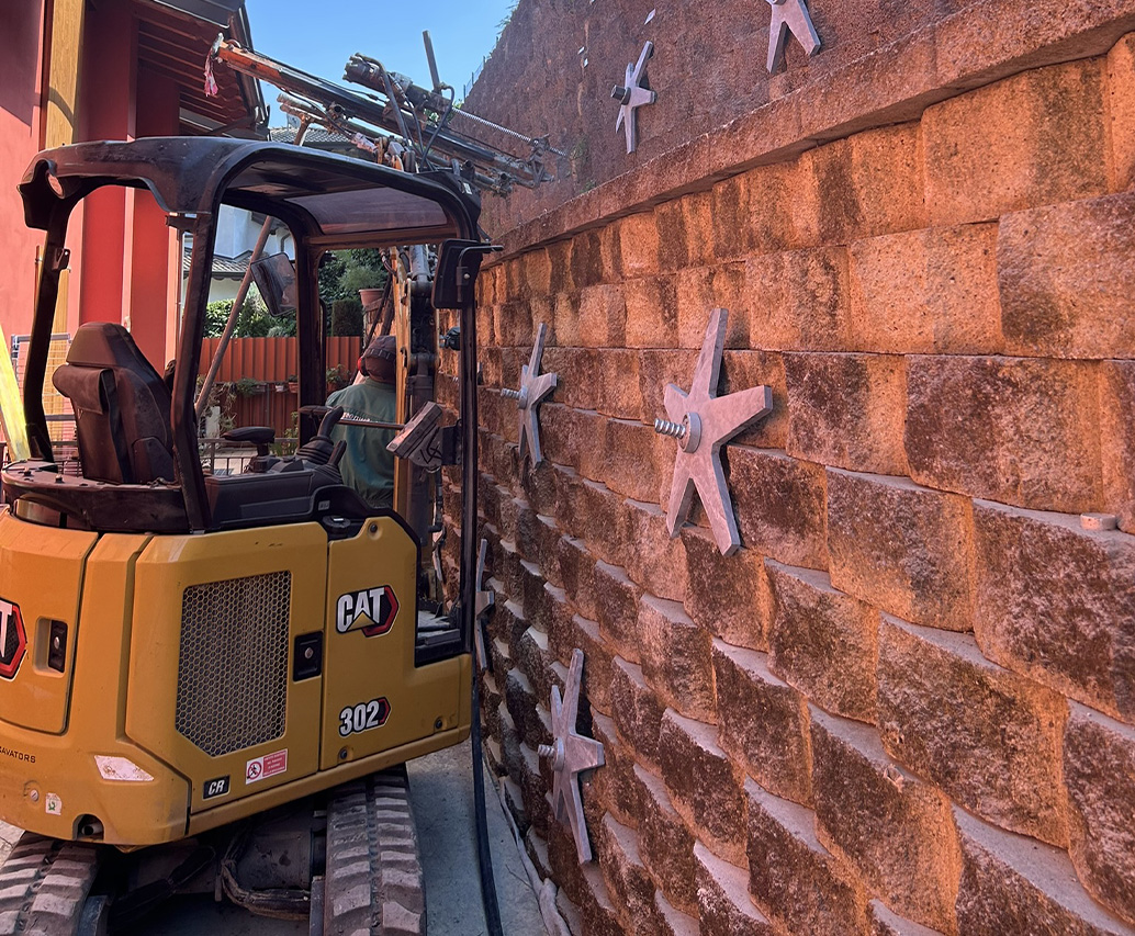 Parete rocciosa con rete e puntoni