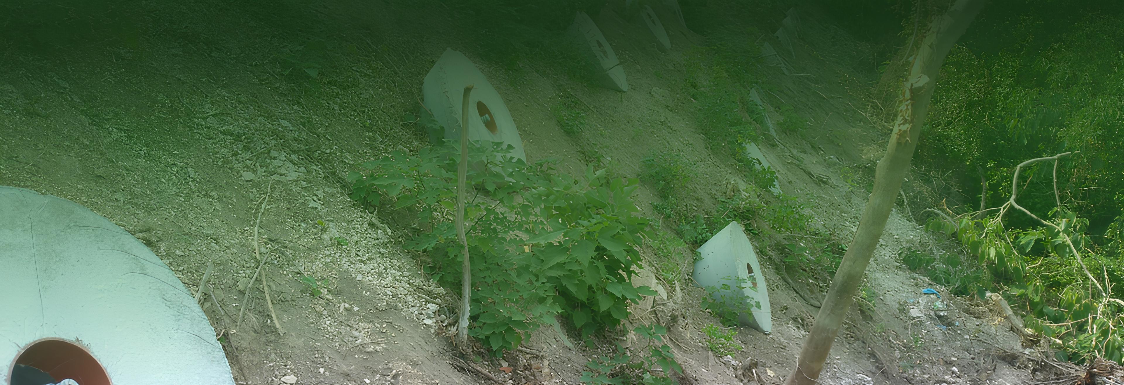 Pendio con tubi di drenaggio e vegetazione per
consolidamento terreni