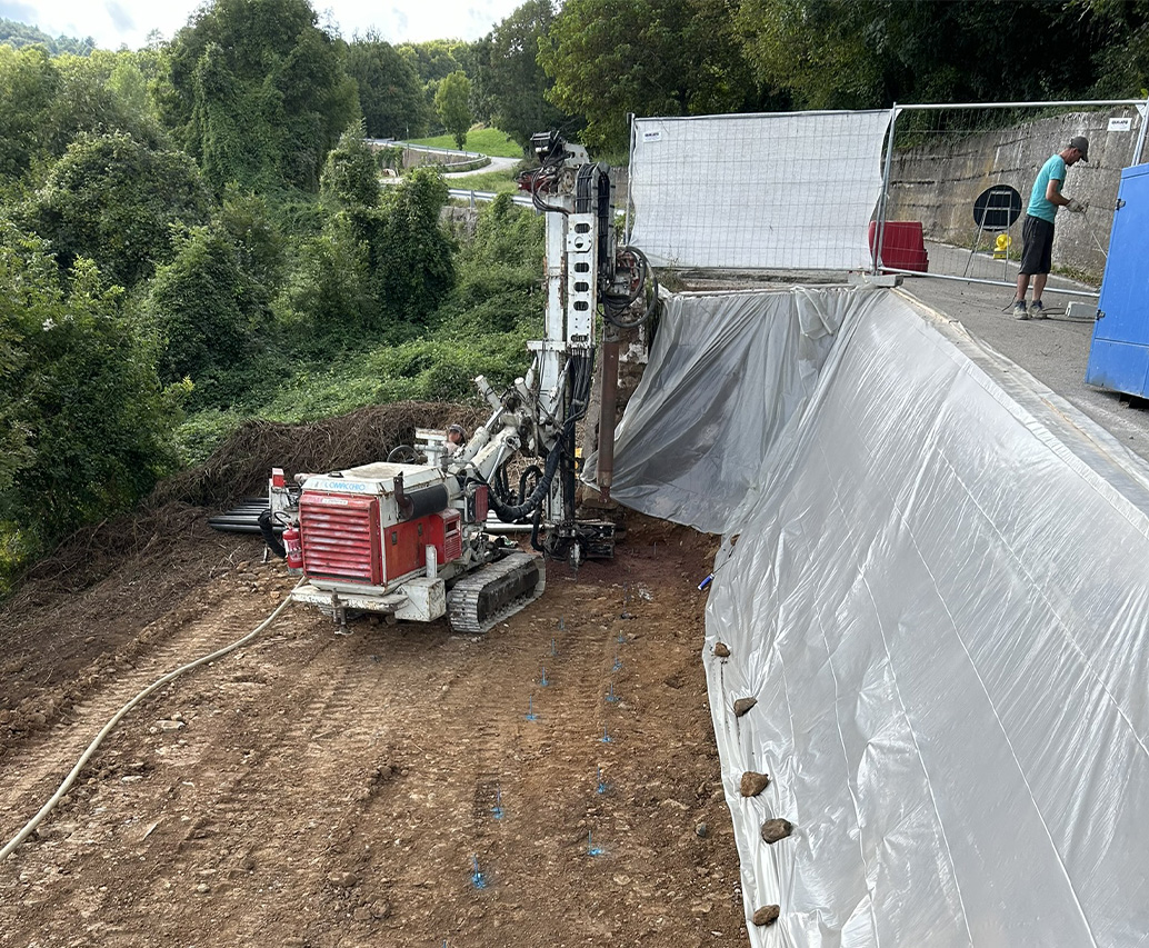 Frana con posa di geotessuto e operai