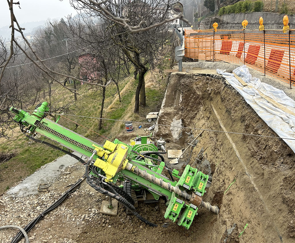 Crollo di muro con funi e miniescavatore