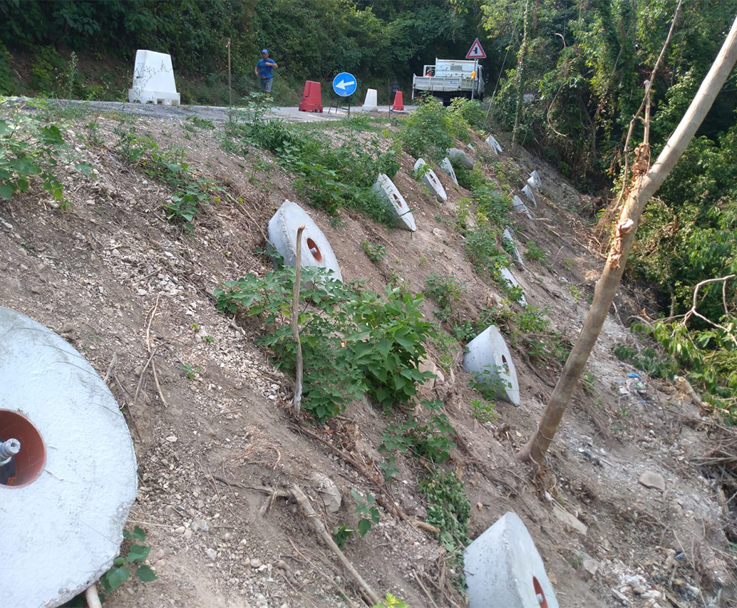 Pendio terrazzato con tubazioni per drenaggio