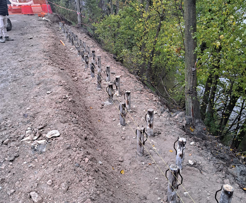 Paratia berlinese con tubi e casseforme in scavo
stradale