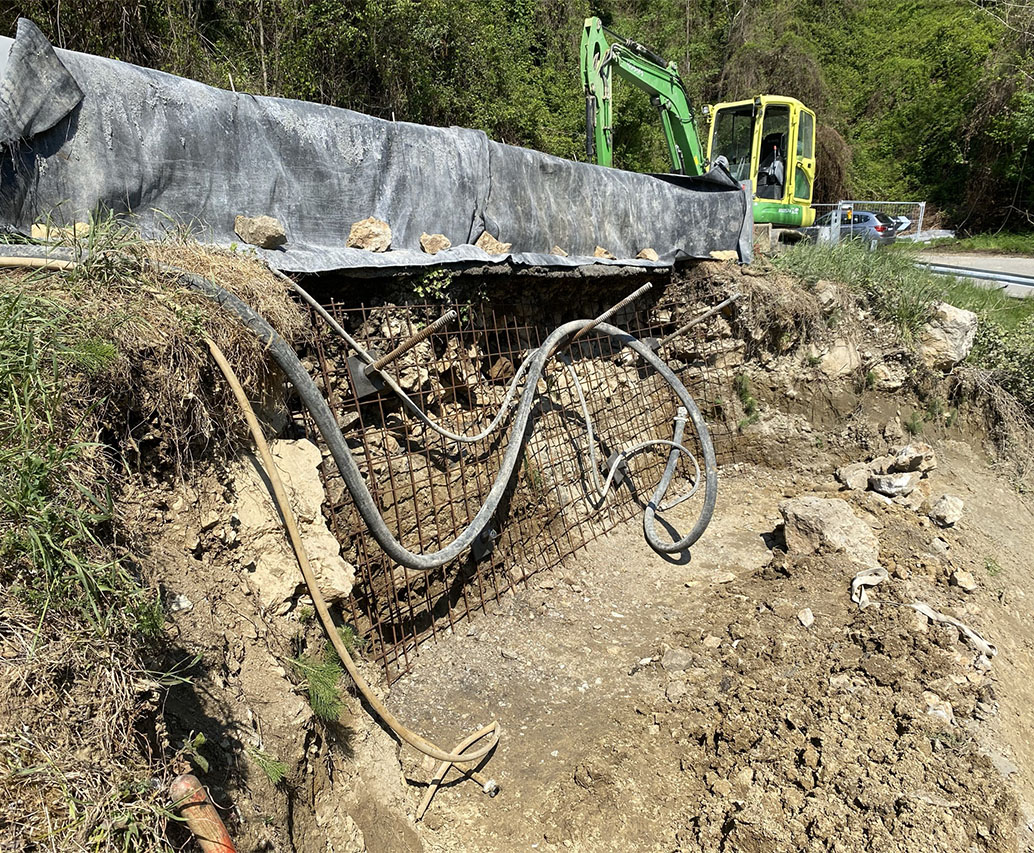Pendio con tubi di drenaggio e vegetazione