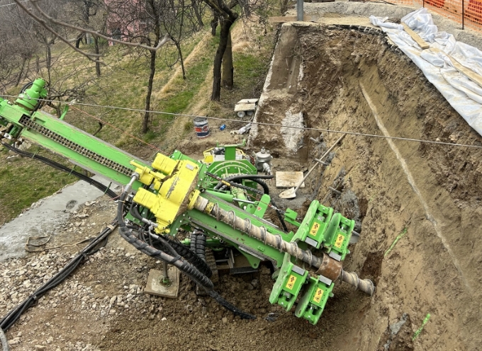 Macchina perforatrice verde su pendio per
intervento di consolidamento