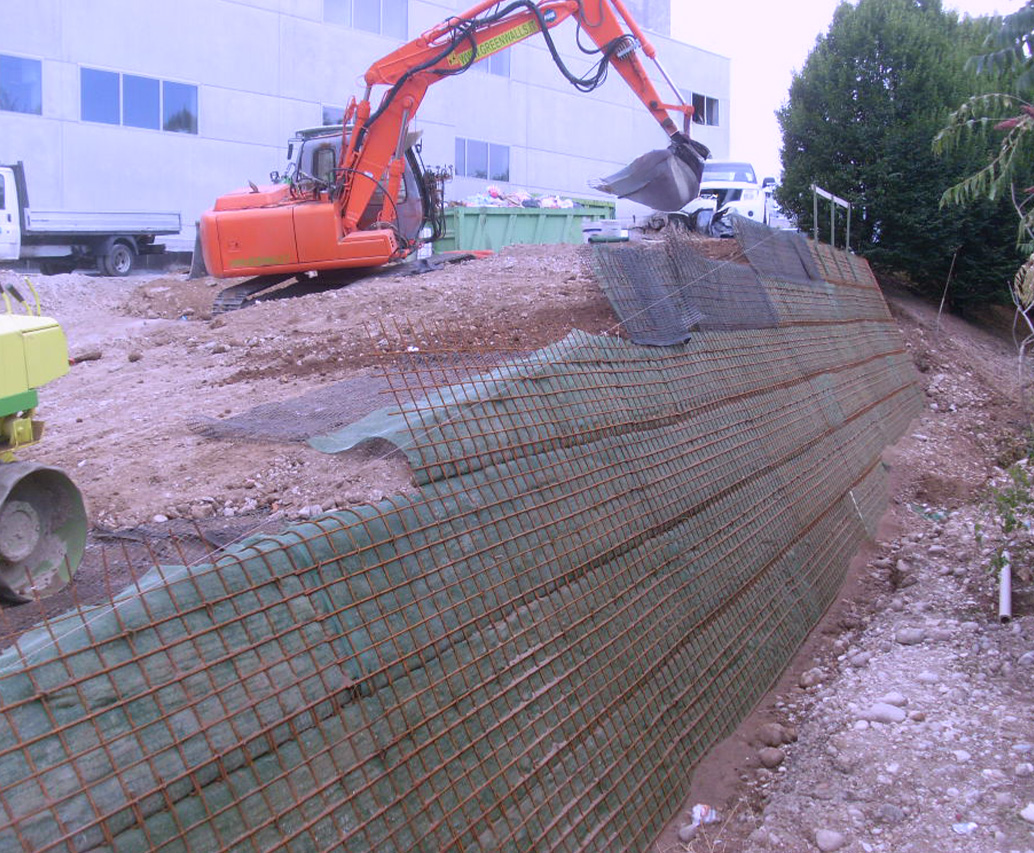 Muro verde in geogriglia con scavi