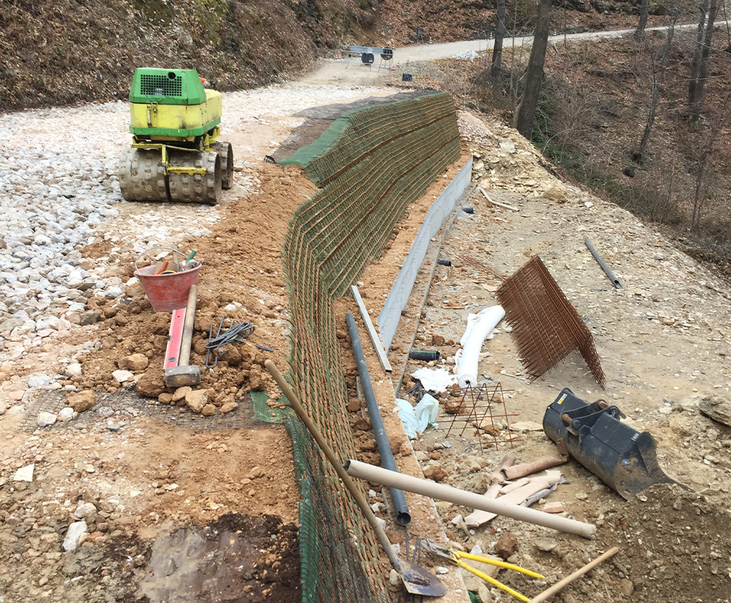 Passerella tra due pendii rinforzati