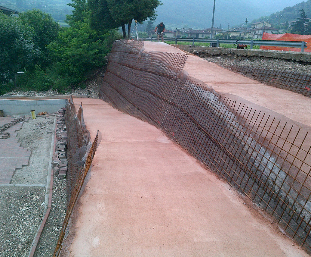 Pendio con rete metallica e vegetazione