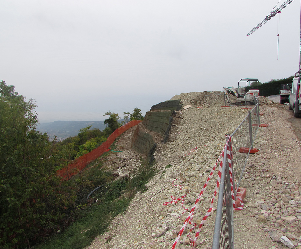 Camion e escavatore su rilevato stradale