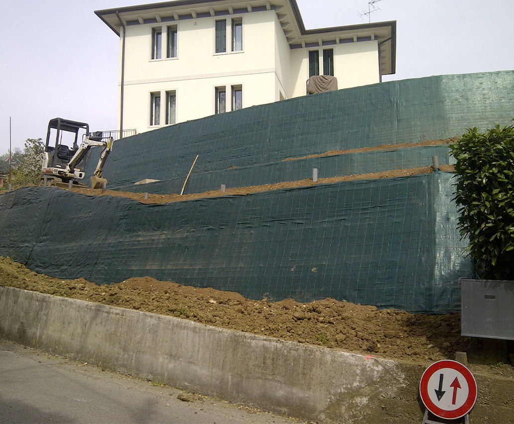 Pendio vegetato con rete geogriglia