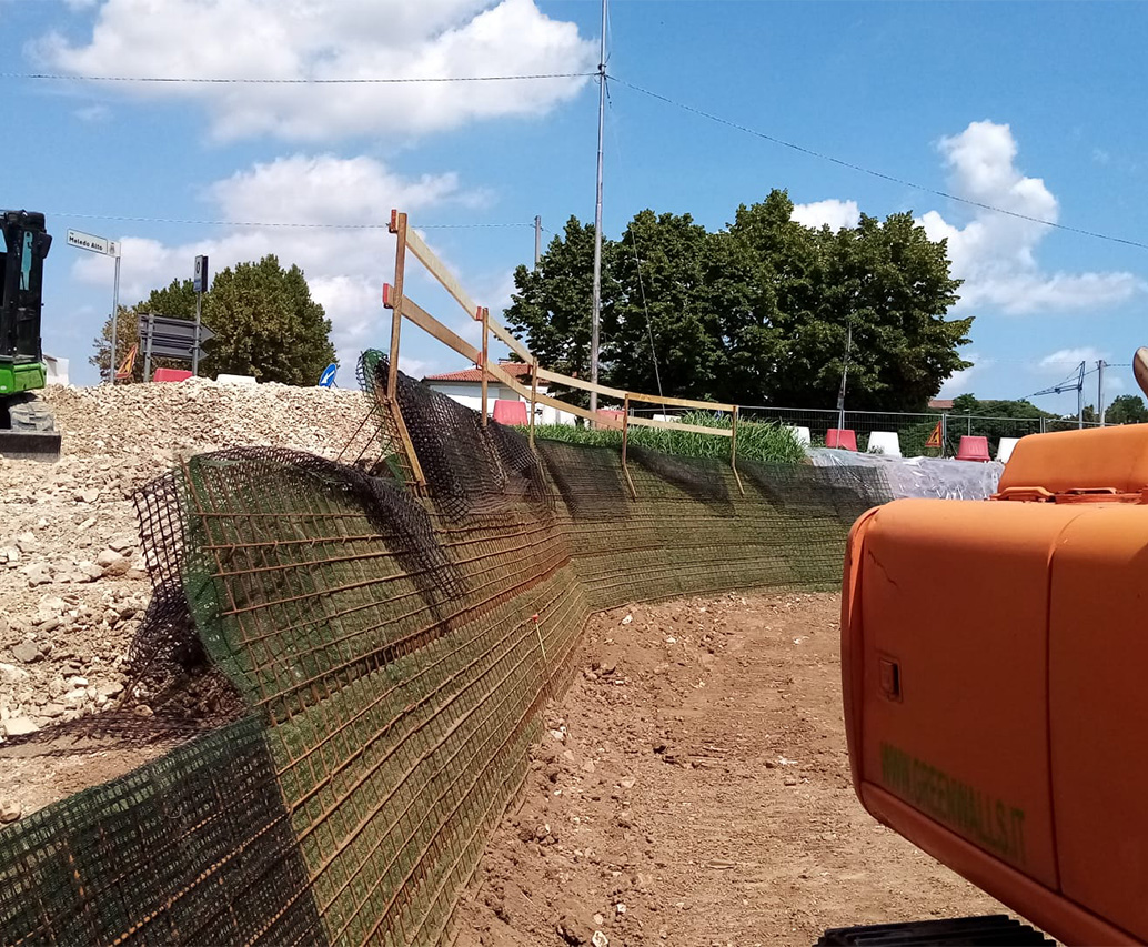 Pendio con geogriglia davanti a vigneto