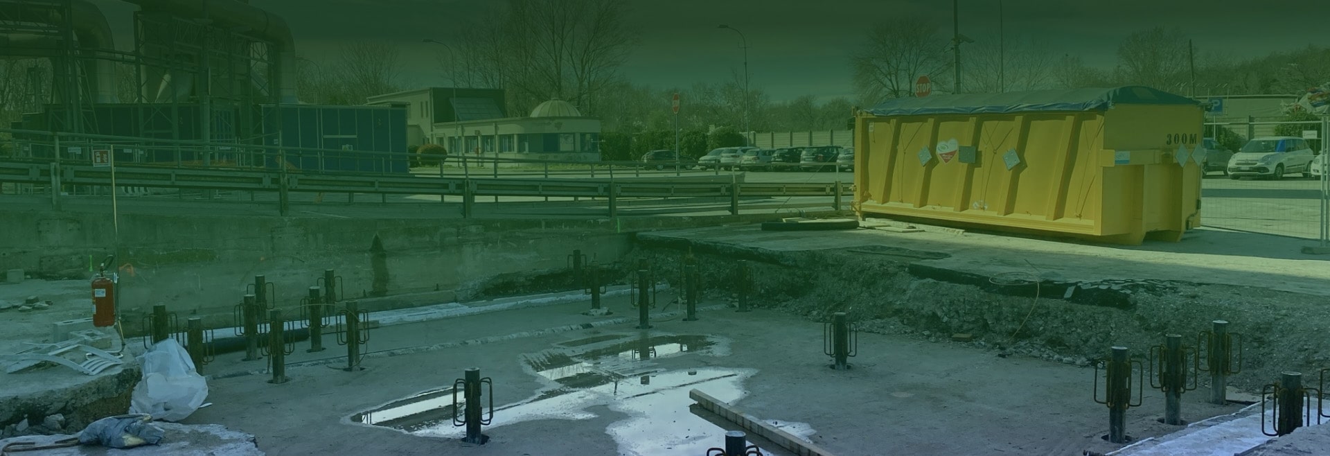 Cantiere di fondazioni speciali con micropali e container giallo