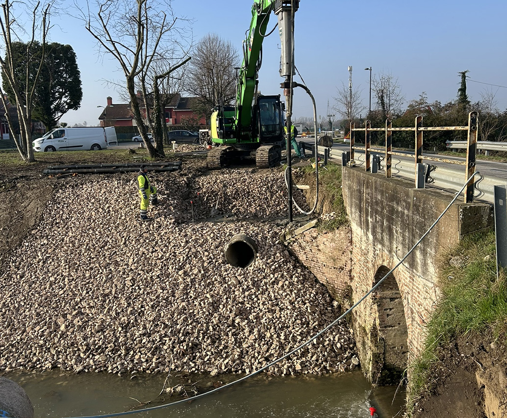 Cantiere con
escavatore e pali trivellati