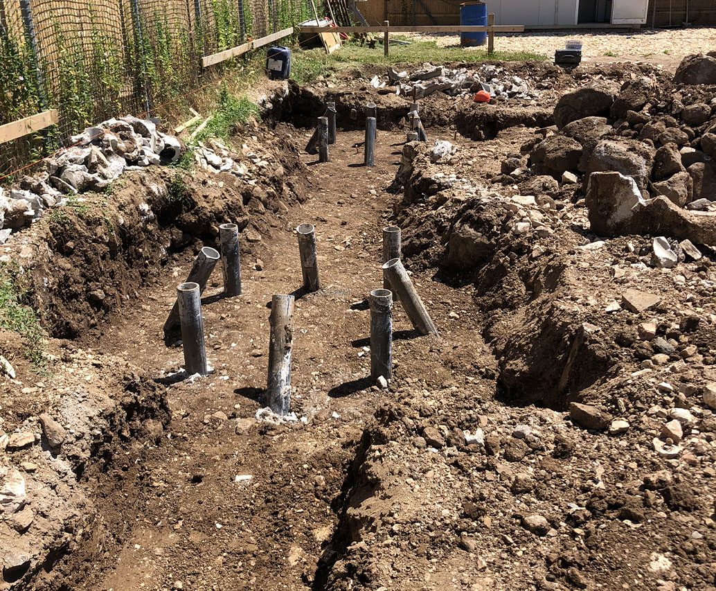 Magazzino con pali e tubi di fondazione