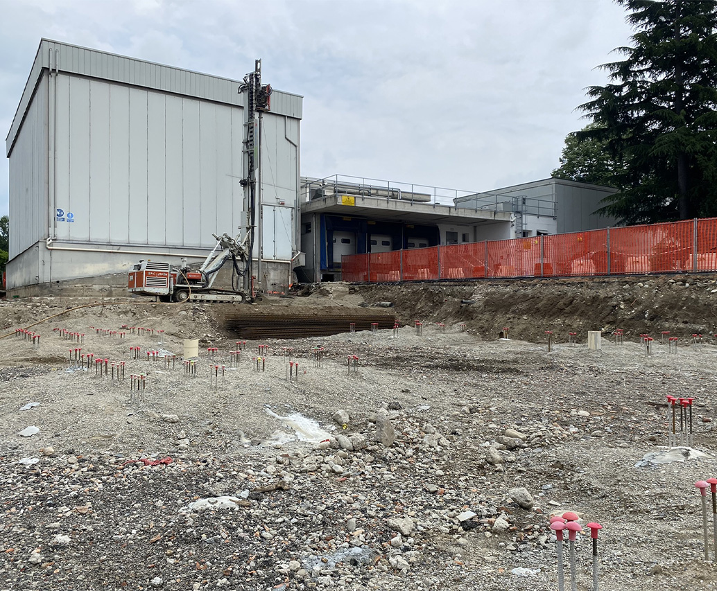 Operai posano gabbie per pali