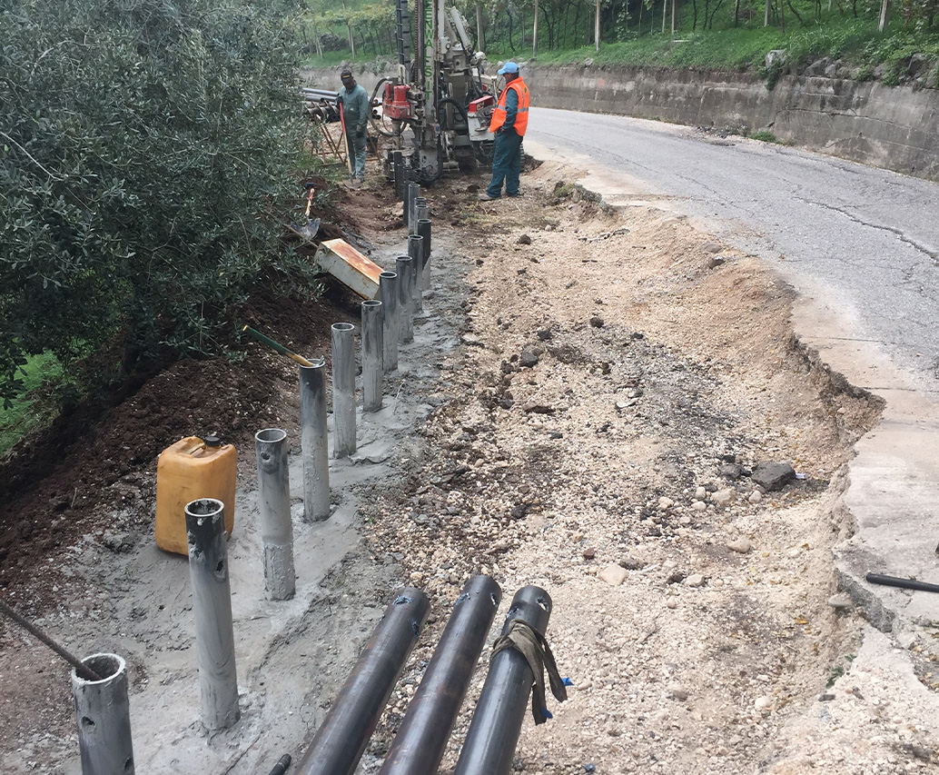 Pendio con micropali e tubi lungo strada