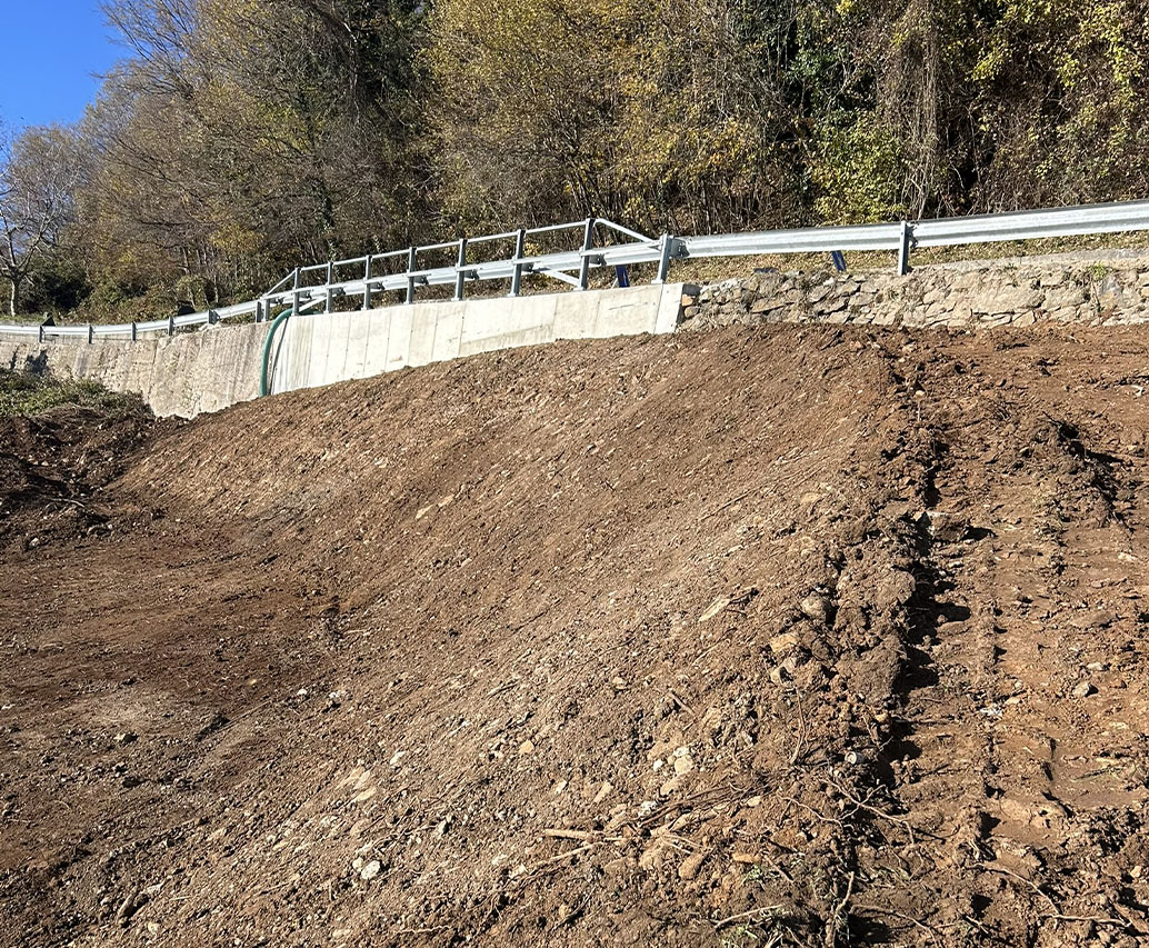 Macchina perforatrice verde su pendio stradale