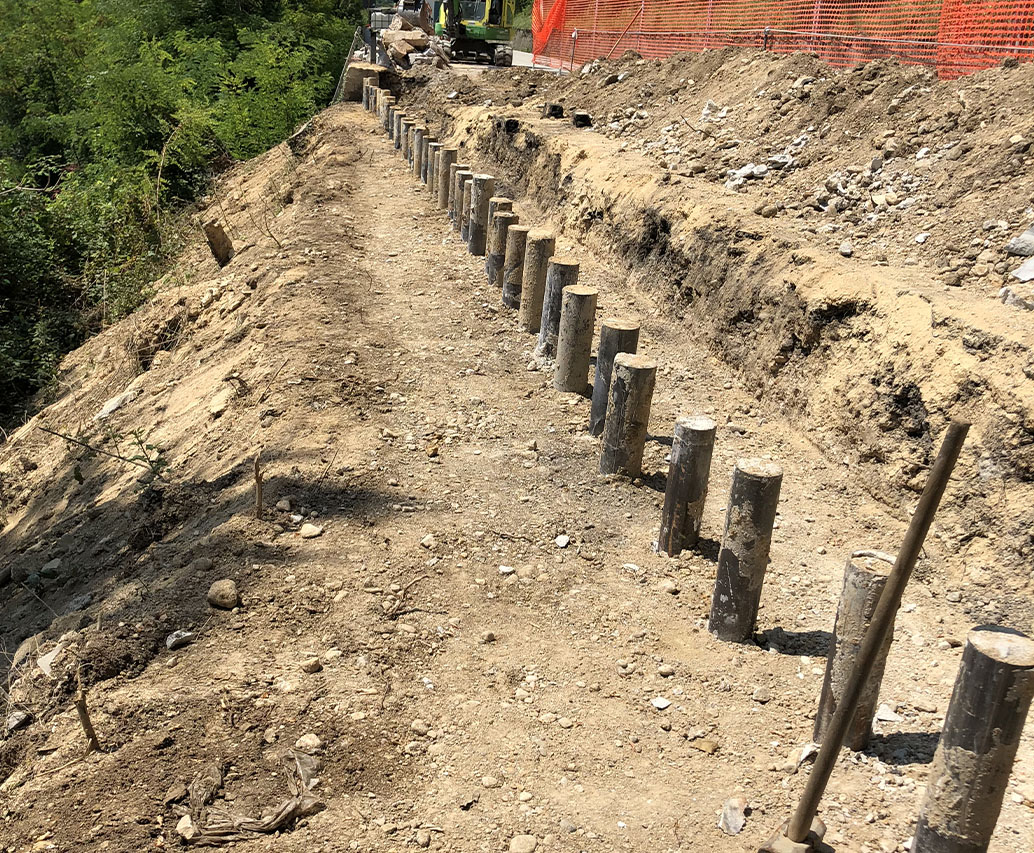 Pendio con rete
geogrid verde e terrapieno