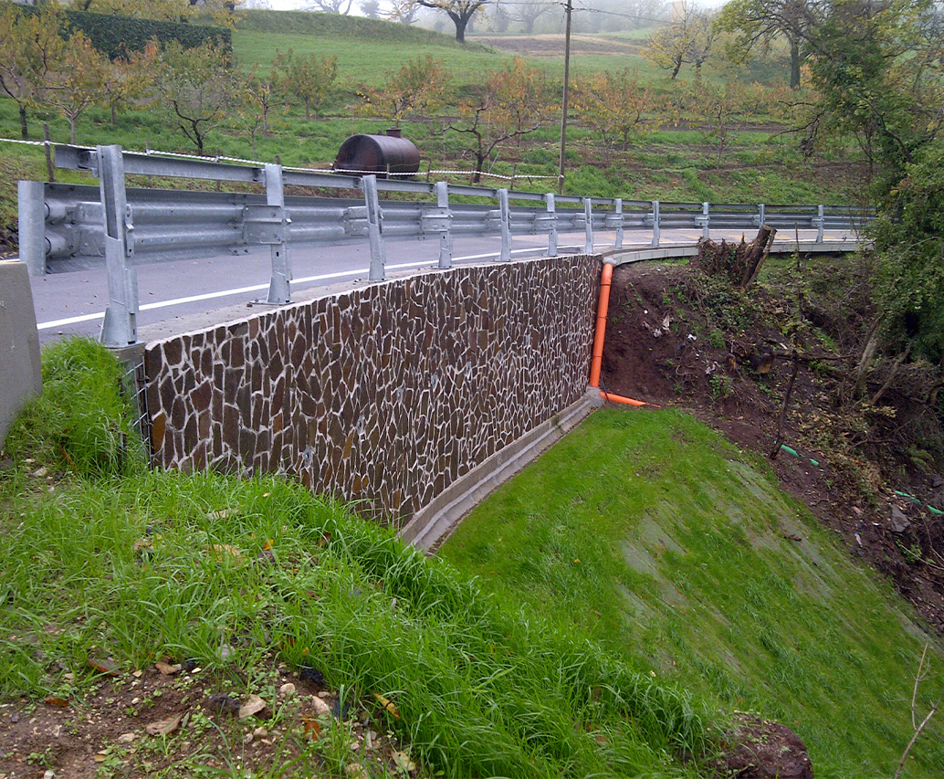 Escavatore installa micropali lungo
passerella