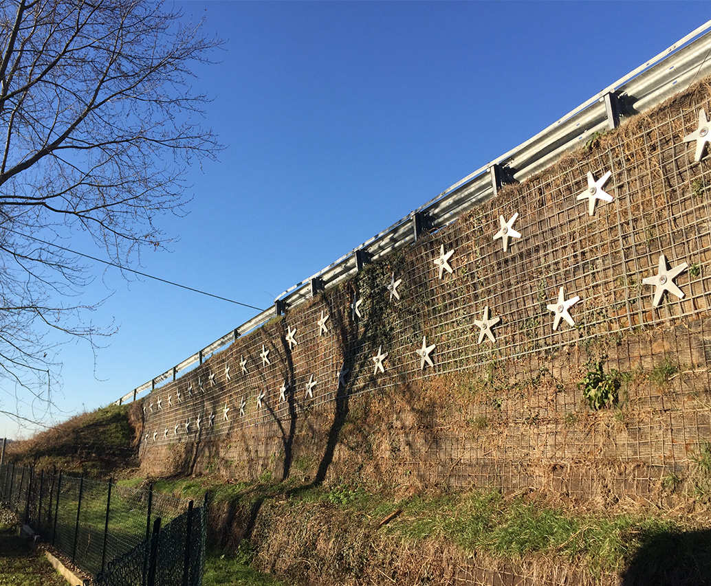 Protezione con rete rossa lungo canale