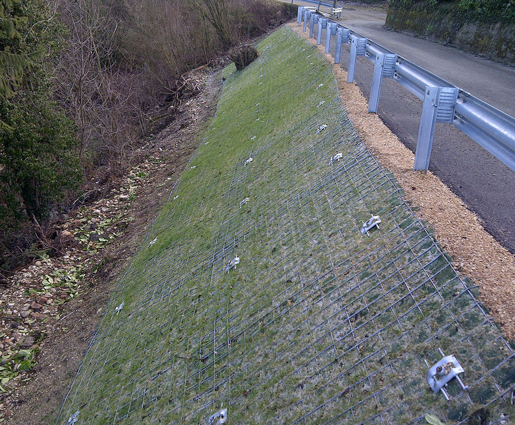 Nuova strada asfaltata su pendio consolidato