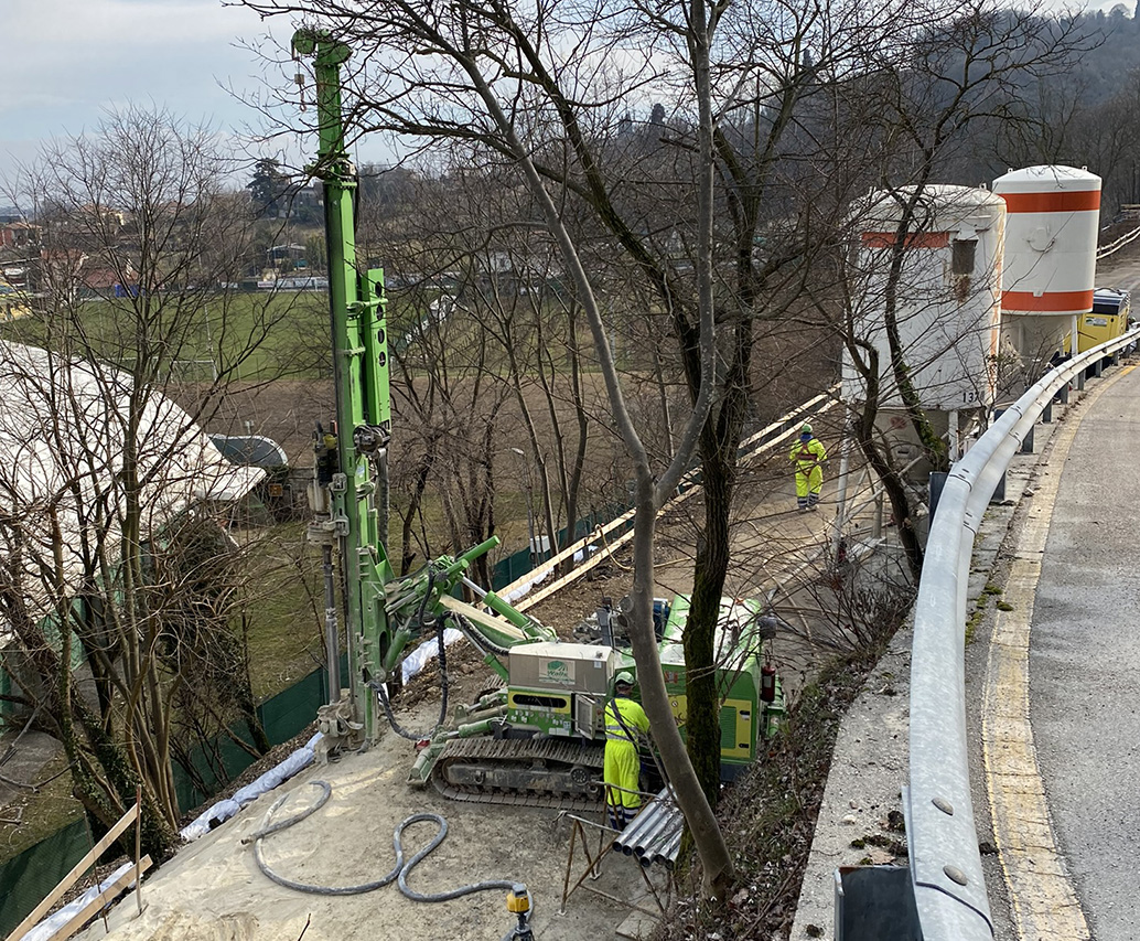 Pendio con rete verde e ancoraggi