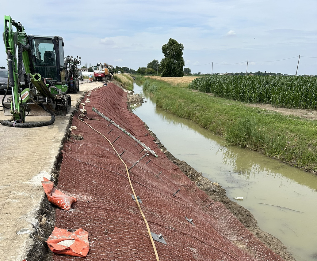 Frana consolidata con geogriglia e strada