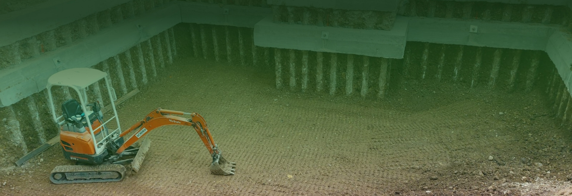Mini escavatore all’interno di un cantiere con paratia berlinese
