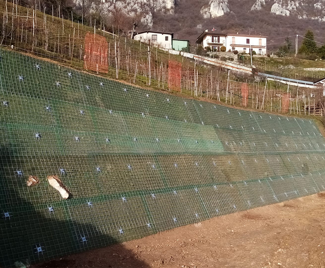 Cantiere con micropali e puntellazioni metalliche